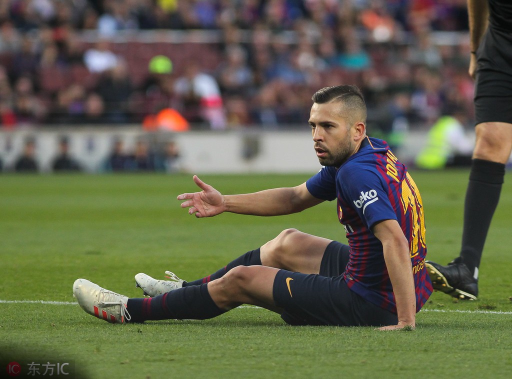 包含巴塞罗那宣布与主力后卫阿尔巴续约至年，稳固后防的词条