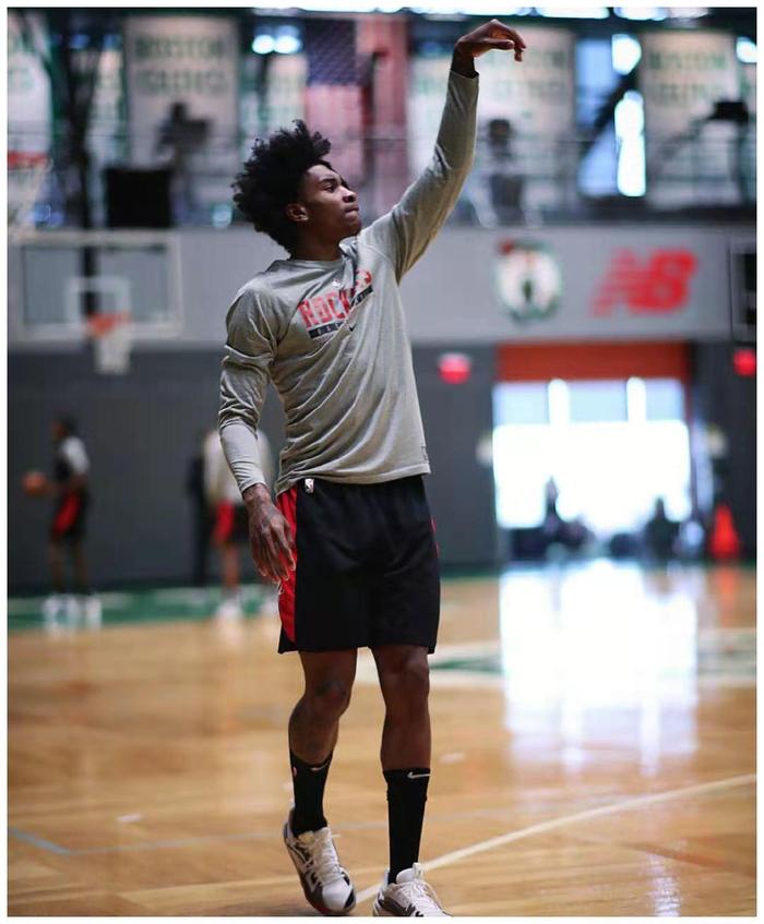 重庆球队新援表现抢眼，有望成为关键球员