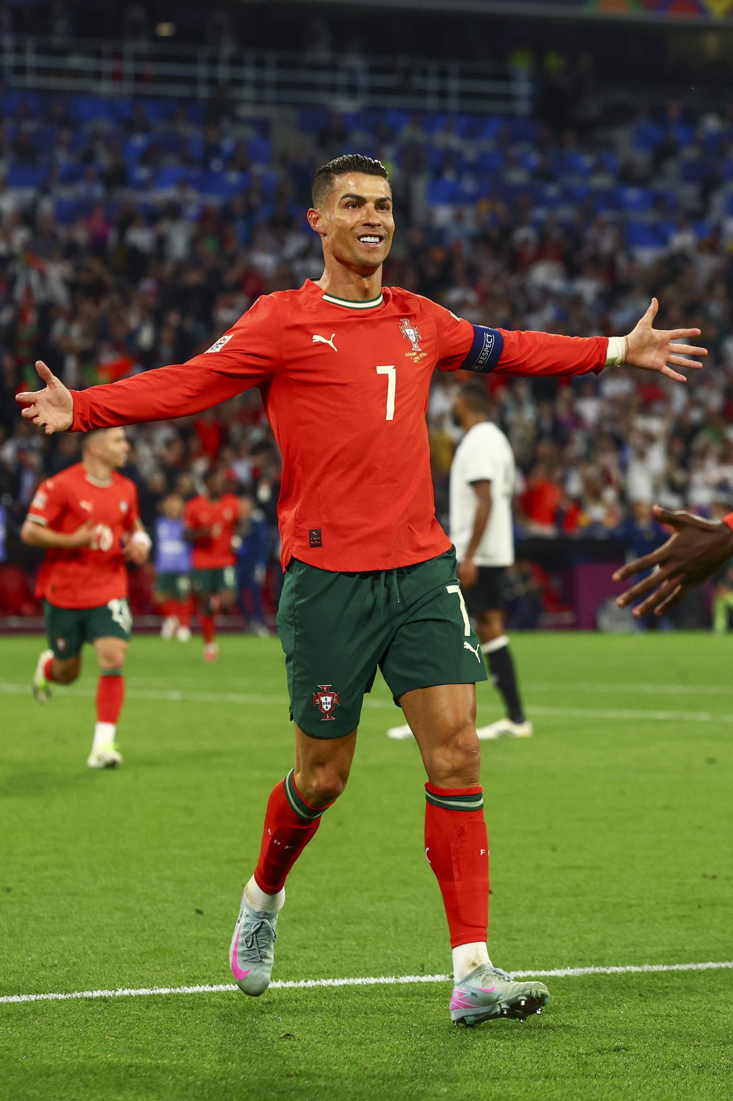 葡萄牙队豪取三连胜，晋级欧预赛决赛的简单介绍