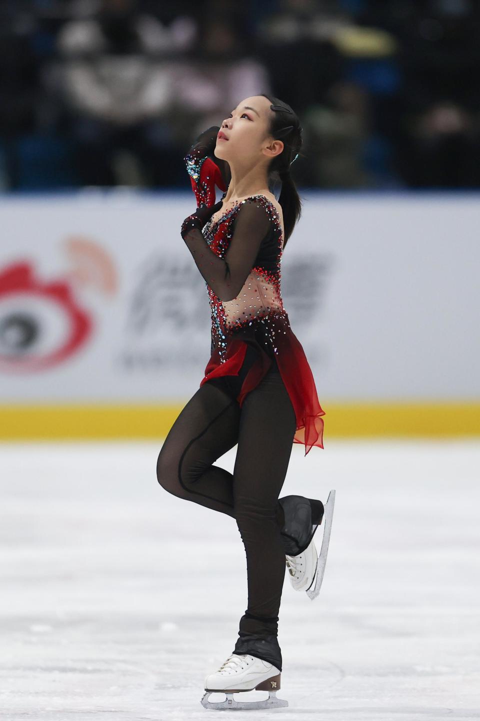 关于滑冰比赛中选手优雅表现，评委喝彩的信息