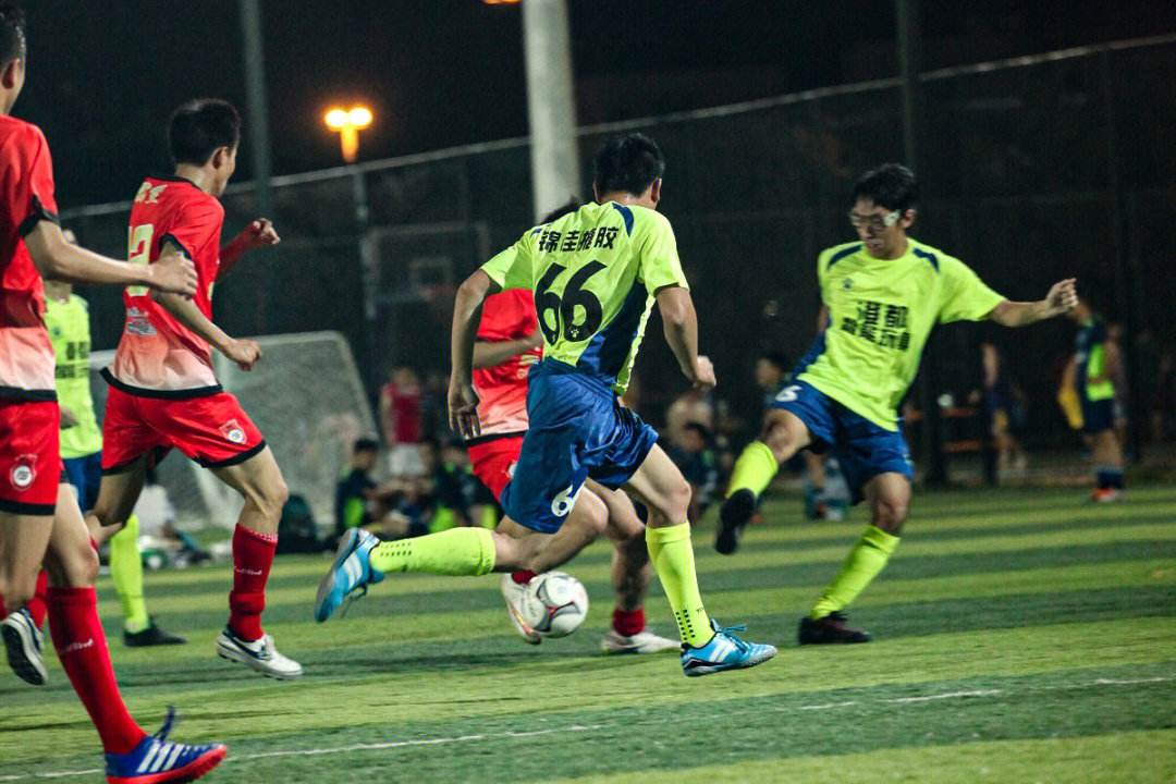双方球队在场上如火如荼，势均力敌