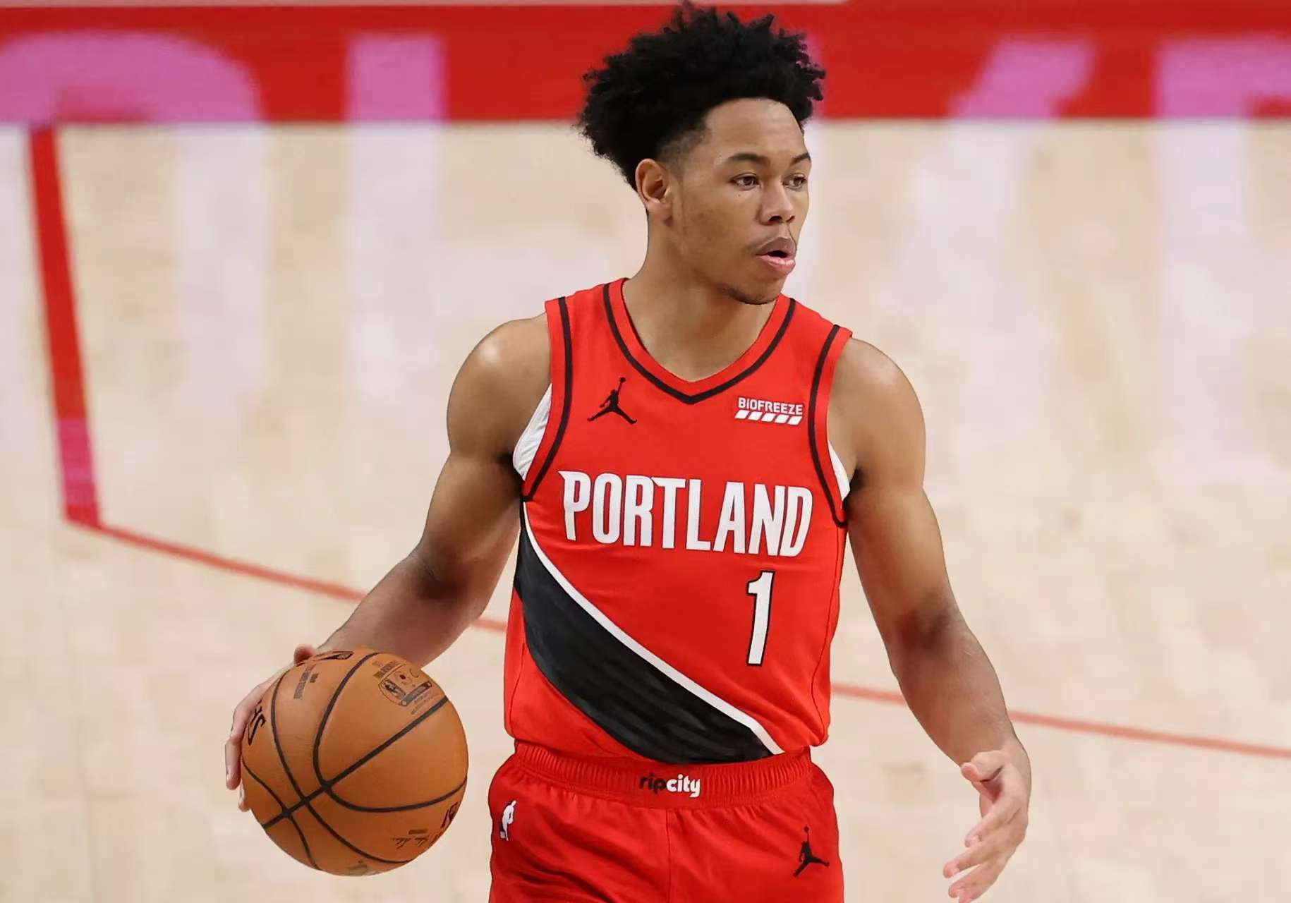 关于开拓者主场大胜黄蜂，西蒙斯纯熟远投的信息