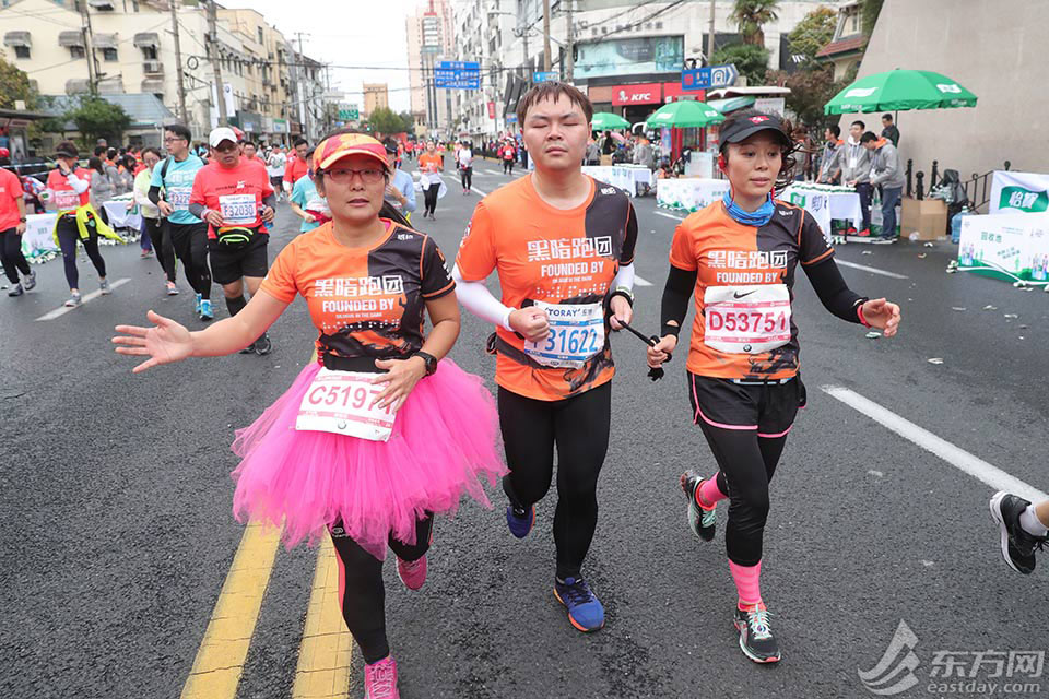 南非游泳健将再次夺冠，登上最高领奖台