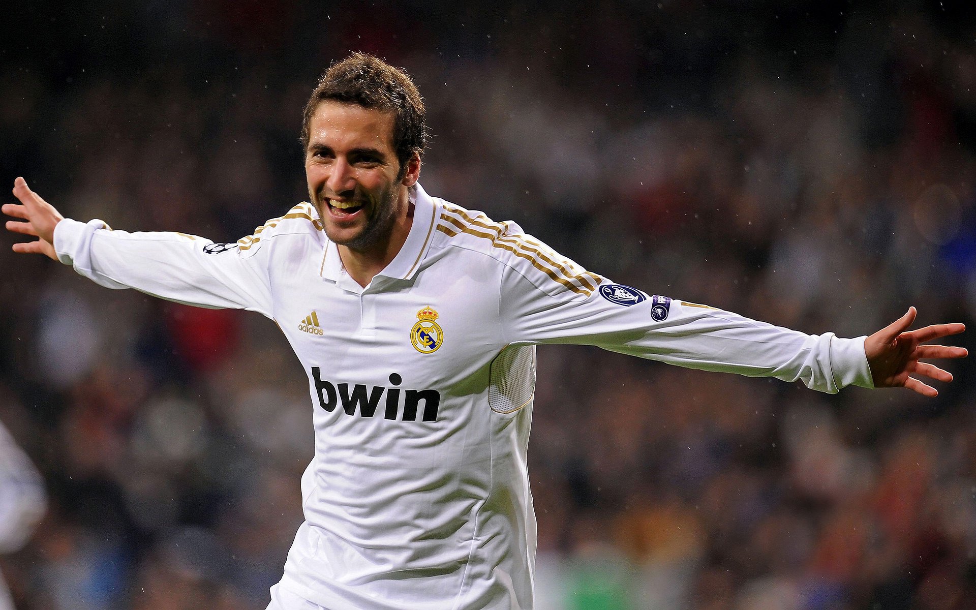 绿茵烽火映天山，当欧冠铁血鏖战照进新疆男篮的魔法之夜